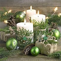 Weihnachtsserviette Kerzenlicht mit Koniferengrün und Zapfen