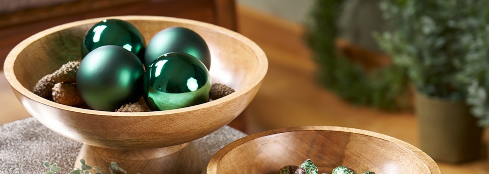 Boules de Noël et baies de verre